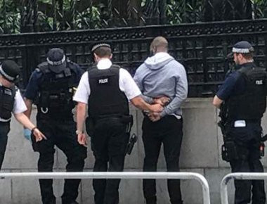 Λονδίνο - Αποκλεισμένη η Βουλή: Πολίτες φώναζαν, «κρατά μαχαίρι» - Συνελήφθη ο δράστης (φωτό, βίντεο) (upd3)